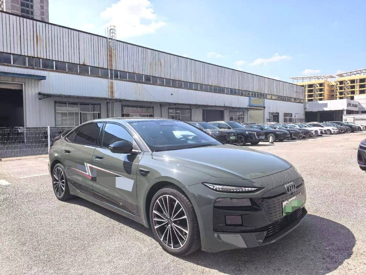 Audi A6L e-tron — Вид спереди и справа