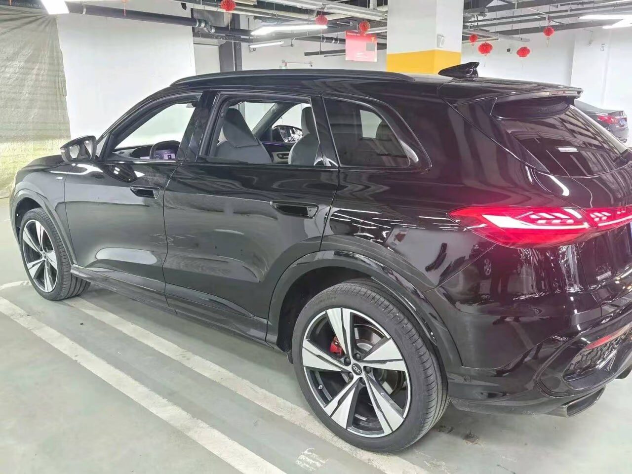 Audi Q5L — Вид сзади и слева