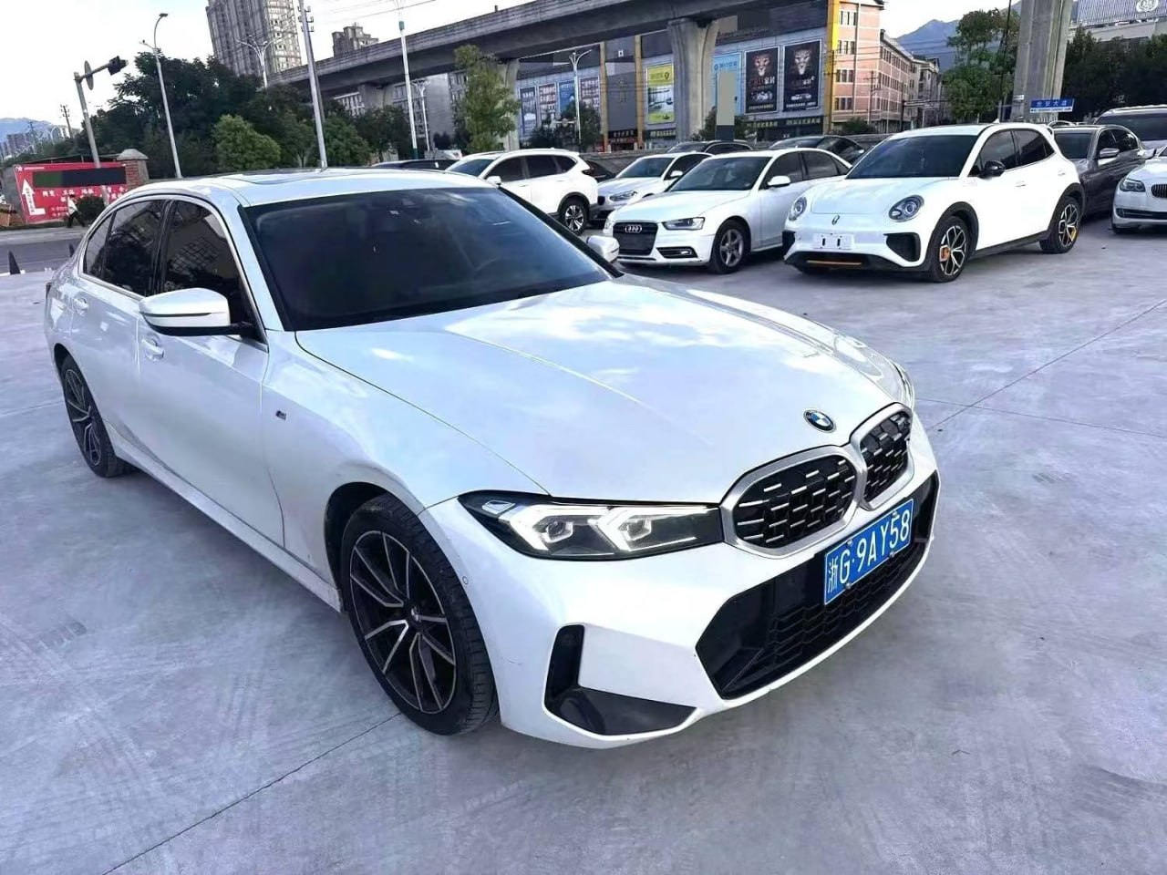 Белый BMW 3 серии M Sport — фото автомобиля