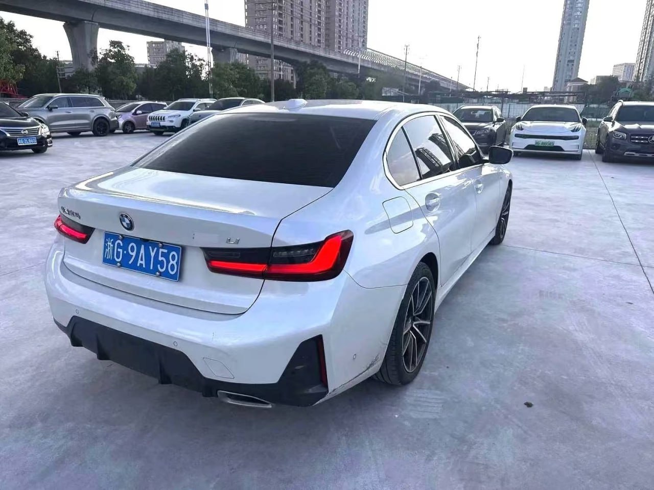 BMW M Sport — Вид сзади и сбоку