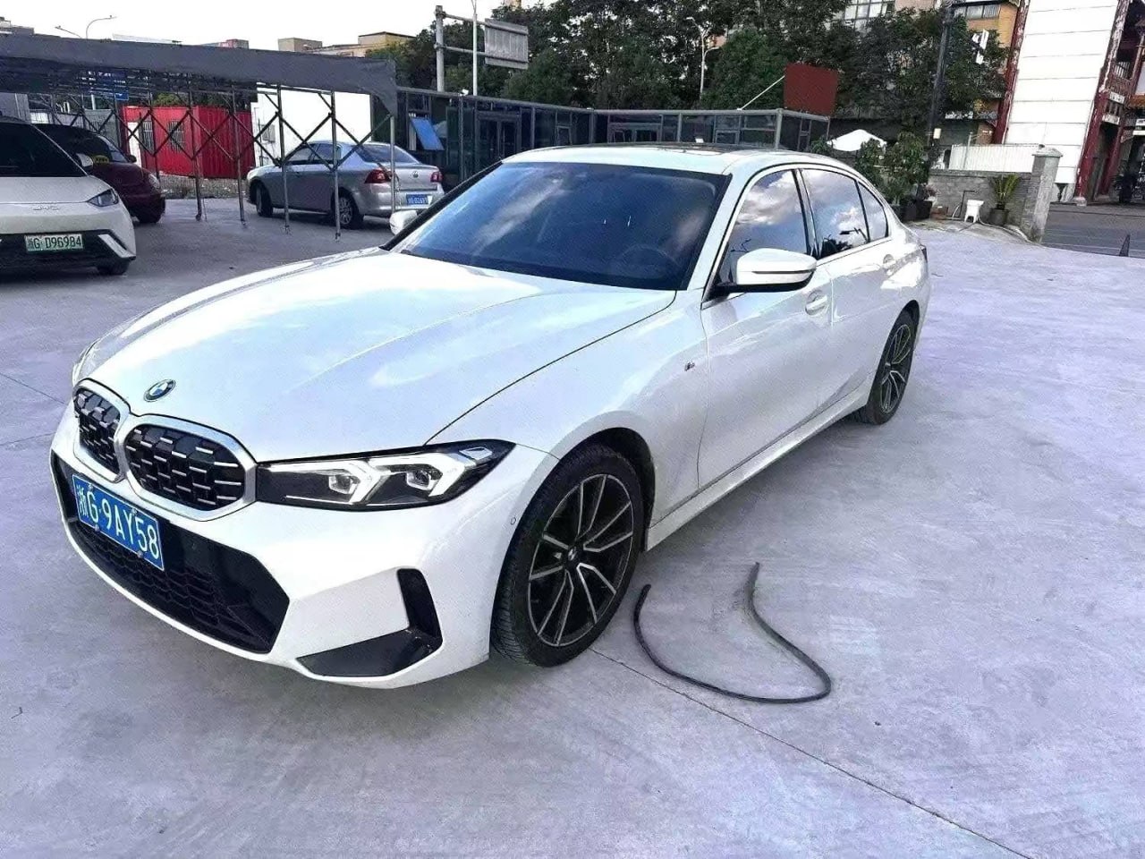 BMW M Sport — Вид спереди и слева