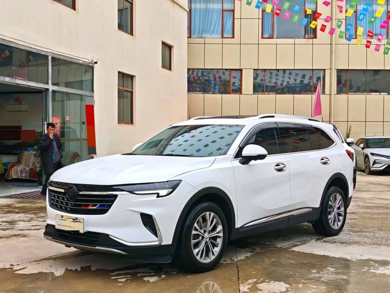 Buick Envision Plus — Вид спереди и слева