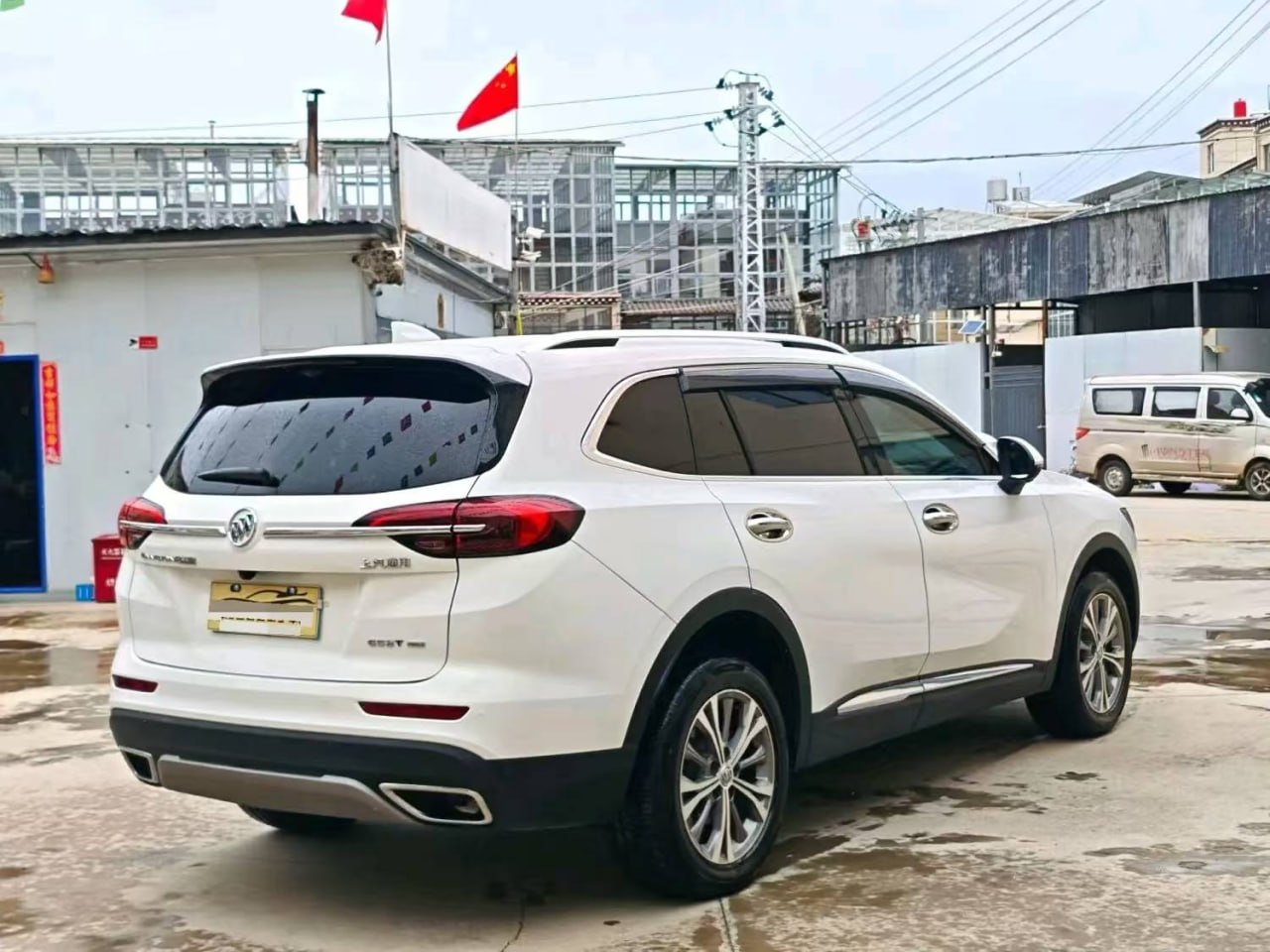 Buick Envision Plus — Вид сзади и справа