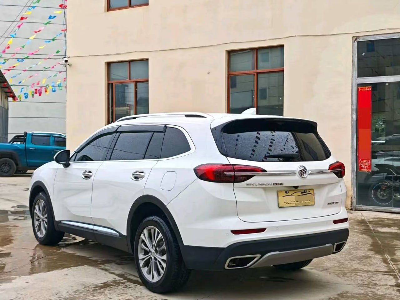Buick Envision Plus — Вид сзади и слева