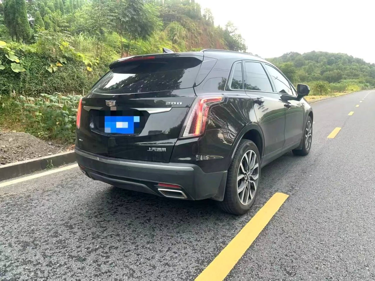 Cadillac XT5 — Вид сзади и справа