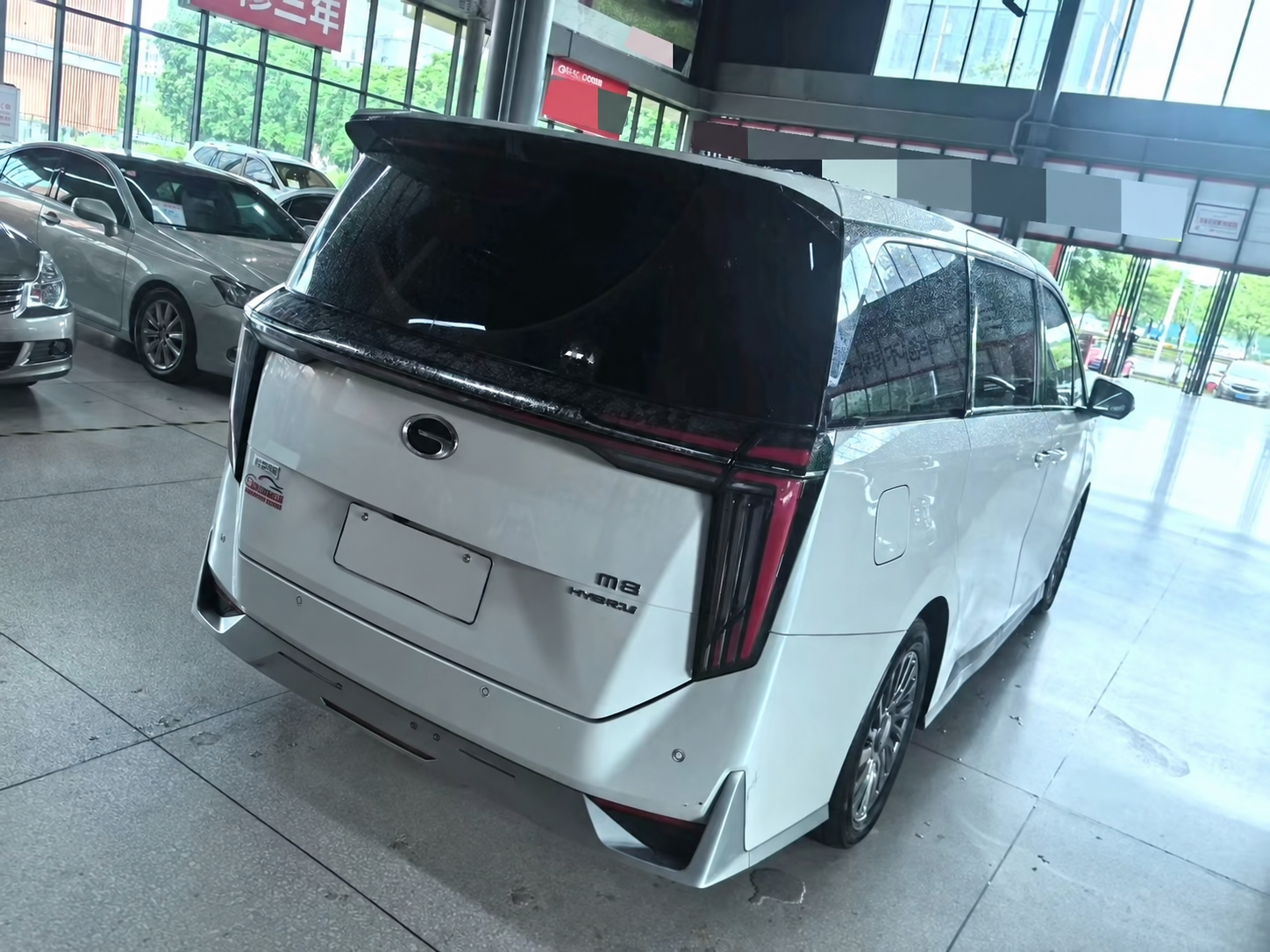GAC Trumpchi M8 — Вид сзади и справа