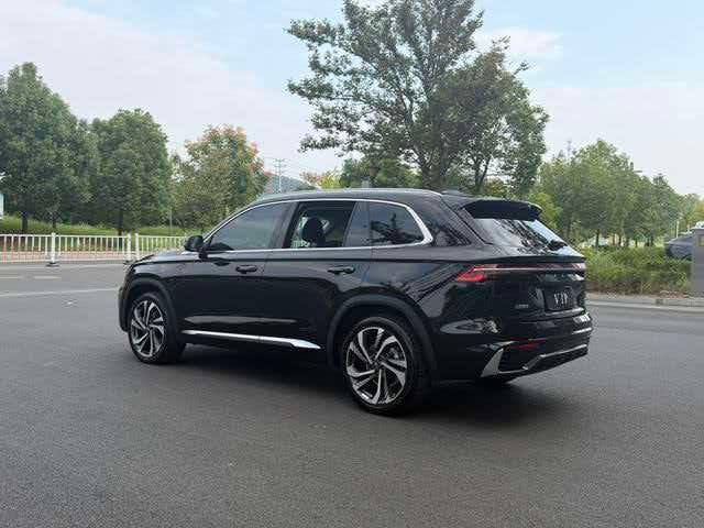 Geely Monjaro — Вид слева и сзади