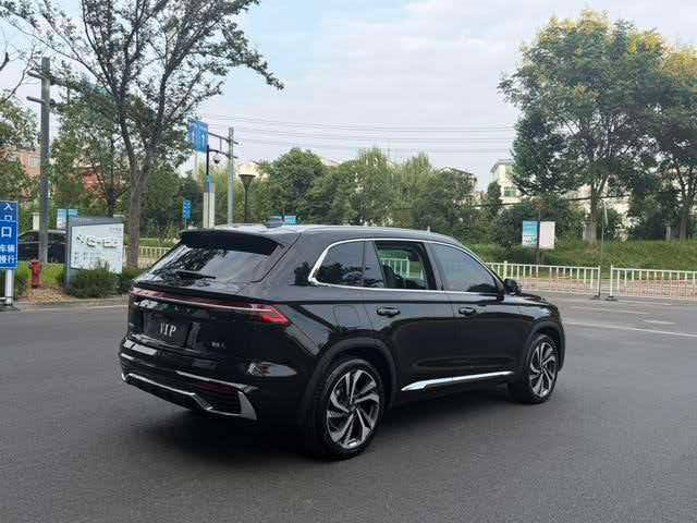 Geely Monjaro — Вид справа и сзади