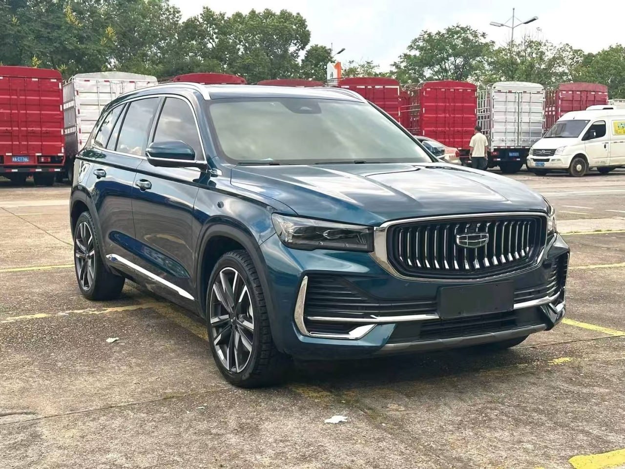Geely Xingyue L — Вид спереди и справа