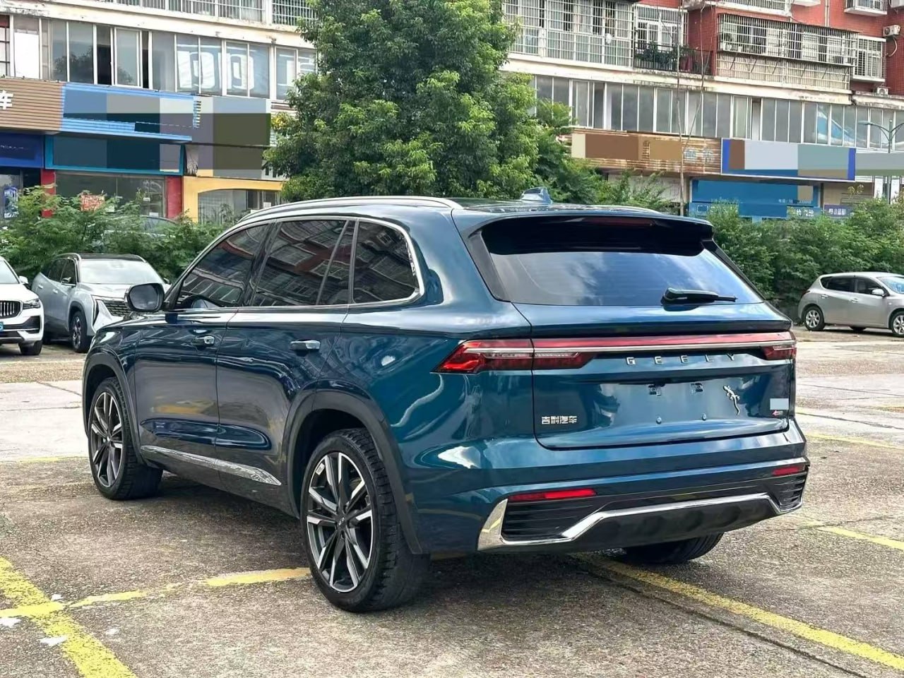 Geely Xingyue L — Вид сзади и слева