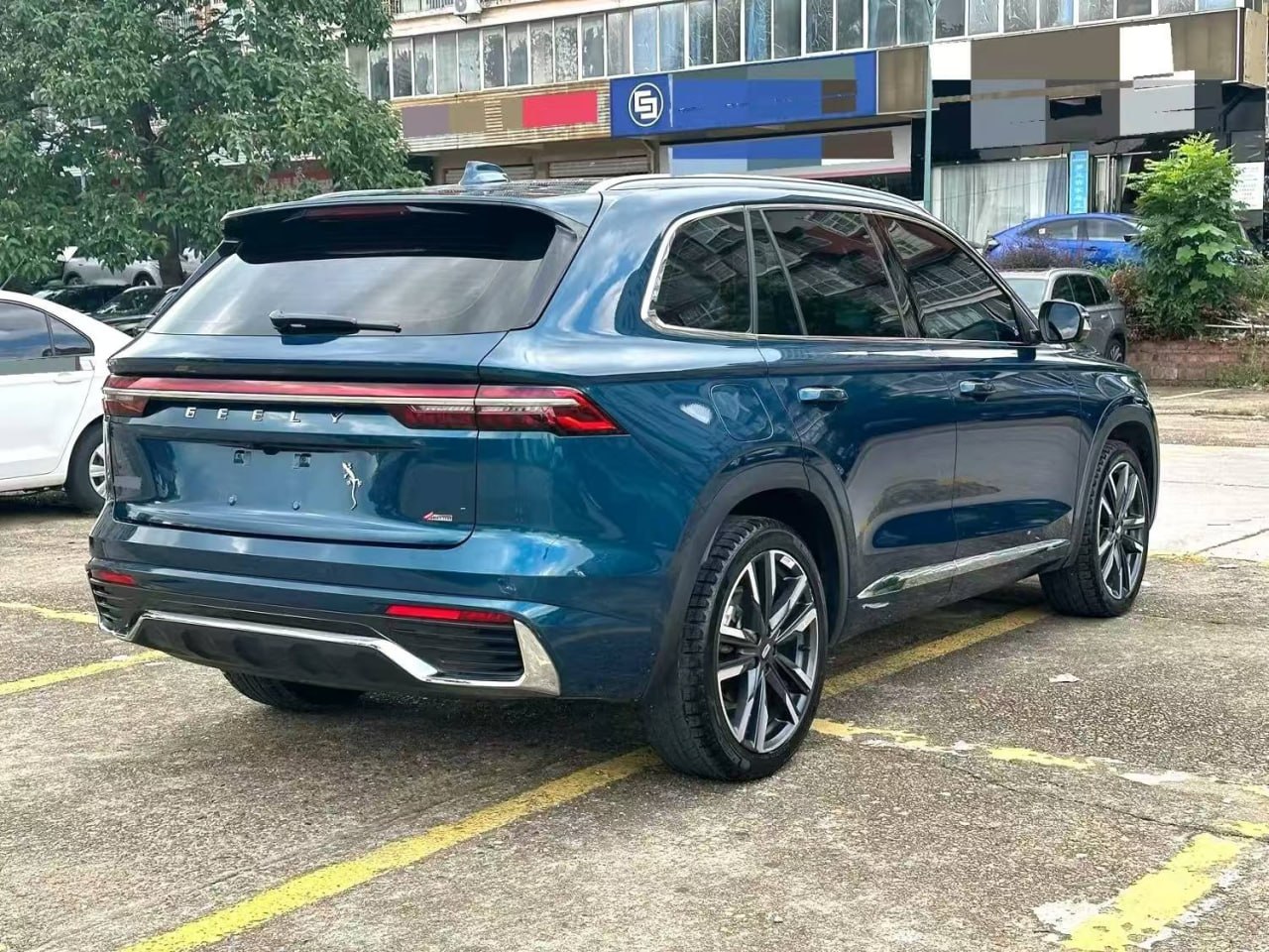 Geely Xingyue L — Вид сзади и справа