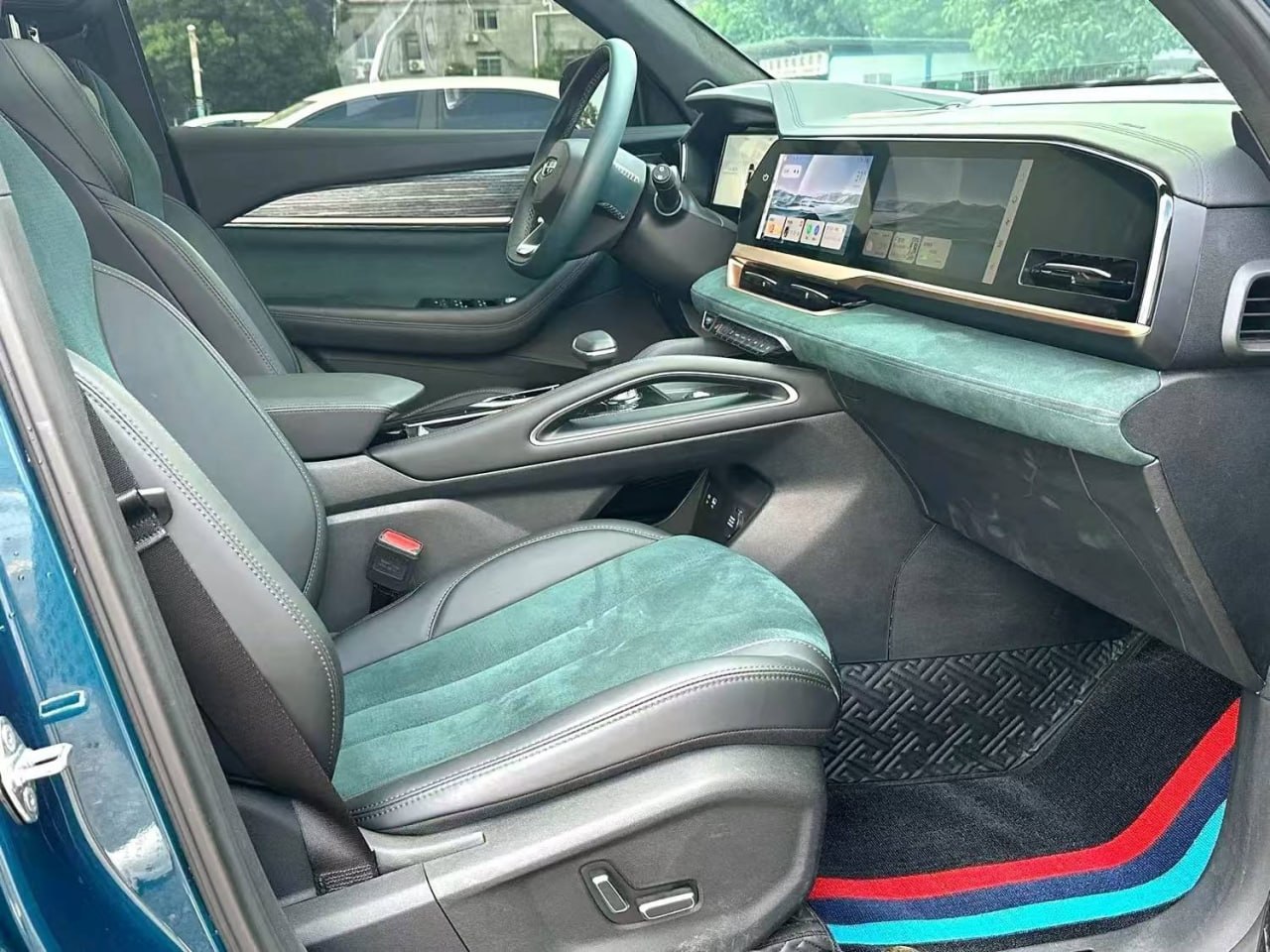 Geely Xingyue L — Передние сиденья и панель приборов