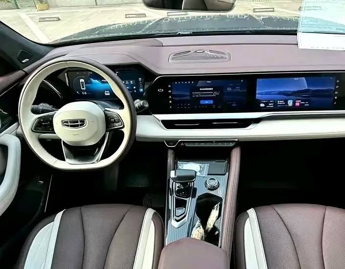 Geely Xingyue L — Приборная панель и центральная консоль
