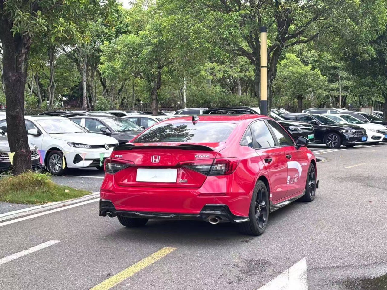 Honda Civic — Вид сзади и справа