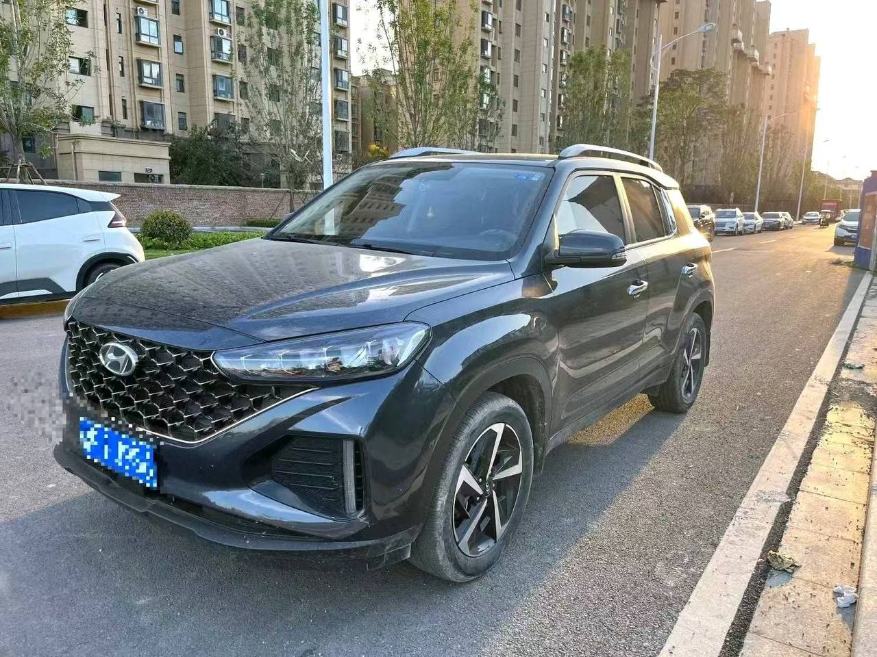 Серый Hyundai ix35 2023 — фото автомобиля