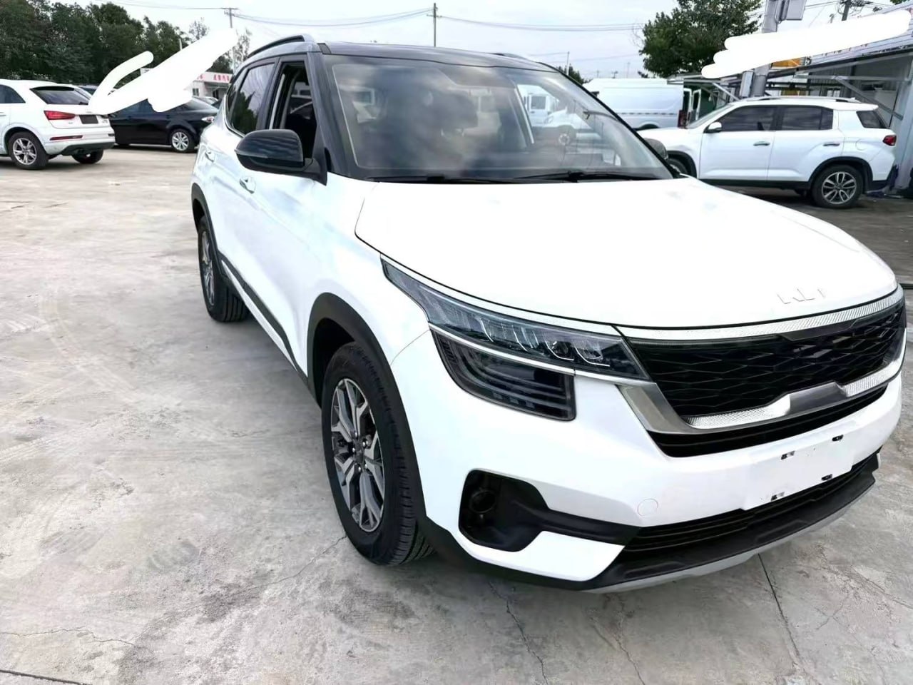 Kia KX3 — Вид спереди и справа