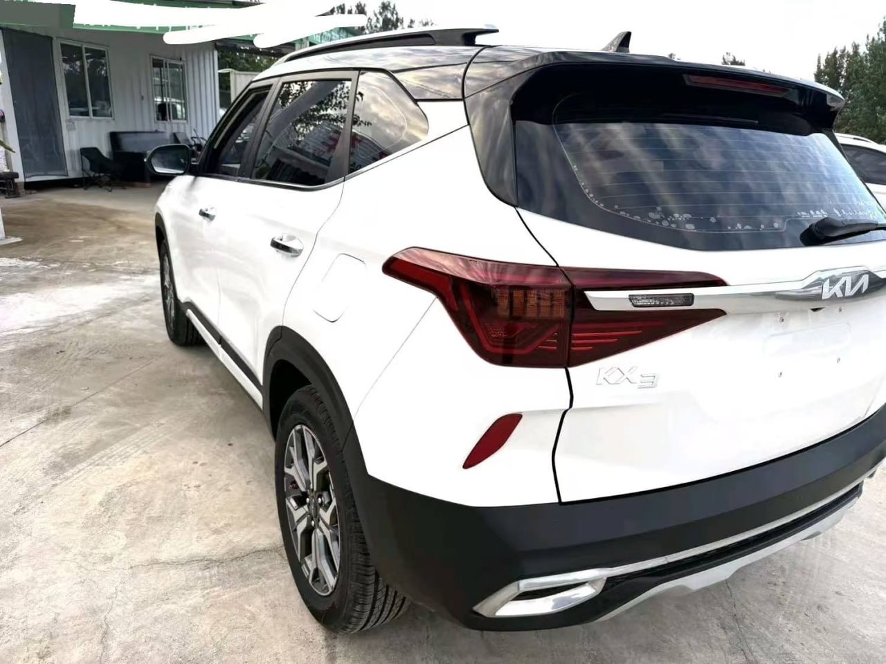 Kia KX3 — Вид сзади и слева