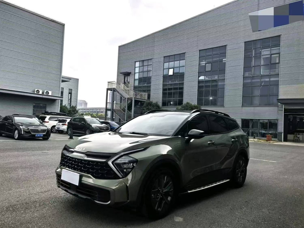 Kia Sportage HEV — Вид спереди и слева