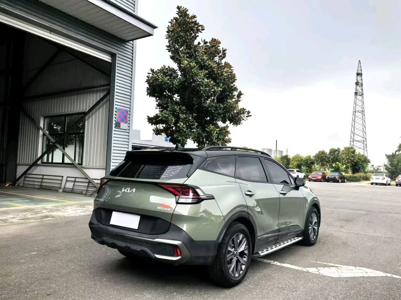 Kia Sportage HEV — Вид сзади и справа