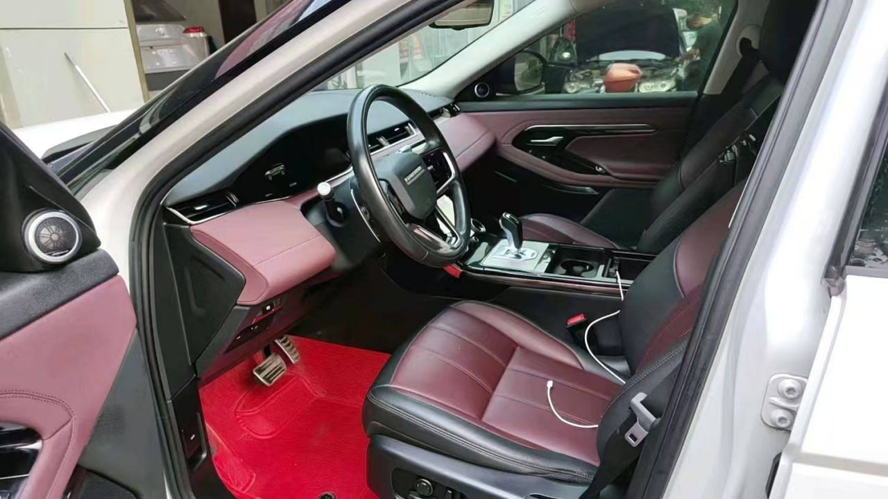 Land Rover Range Rover Evoque L — Место водителя
