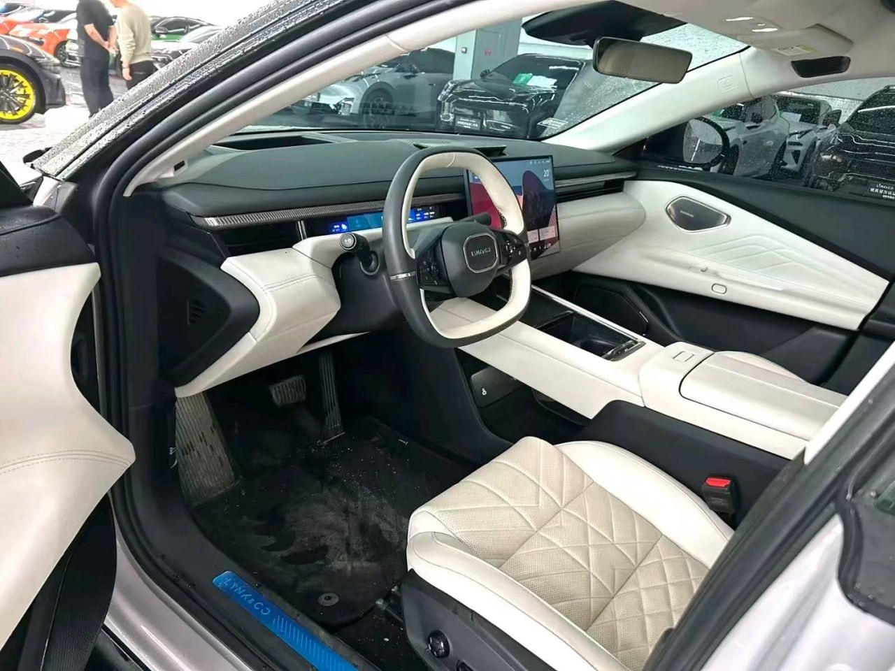 Lynk & Co 10 EM-P — Водительское место