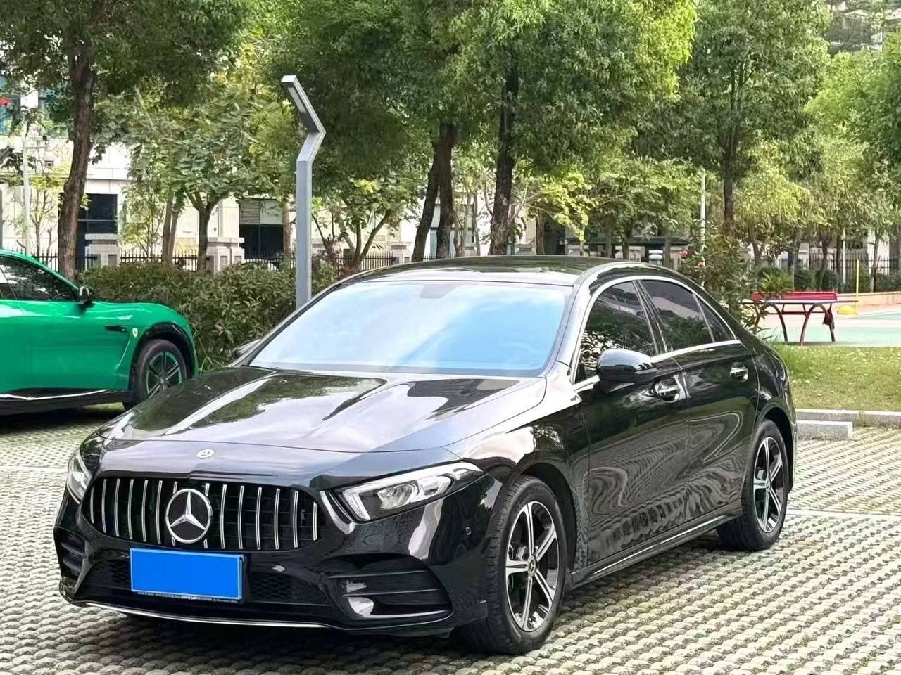 Чёрный Mercedes-Benz A 200 L 2023 — фото автомобиля