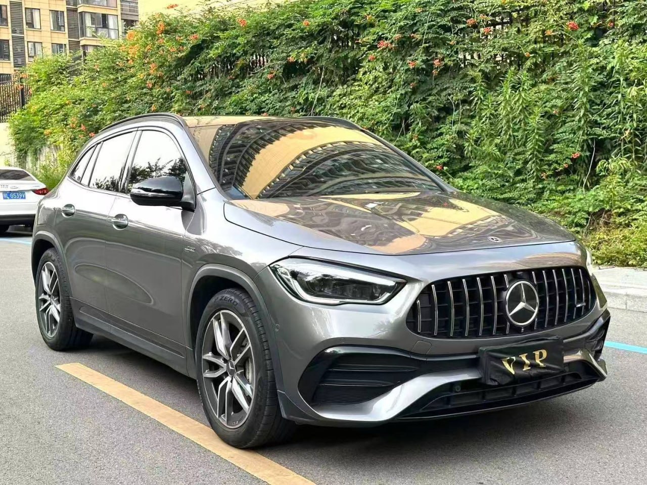Mercedes-Benz GLA 35 AMG — Вид спереди и справа