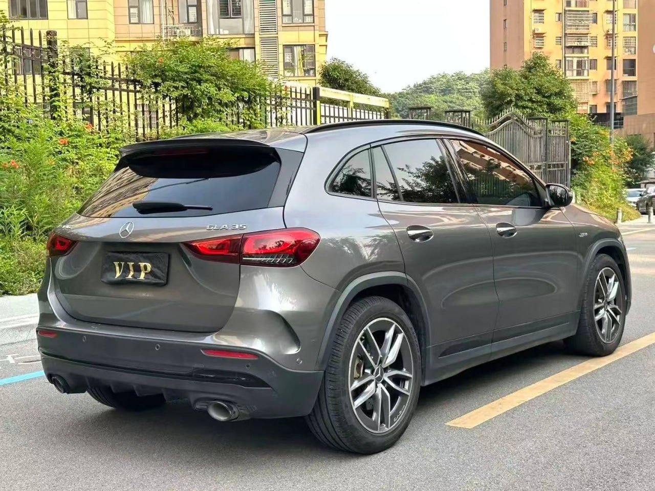 Mercedes-Benz GLA 35 AMG — Вид сзади и справа