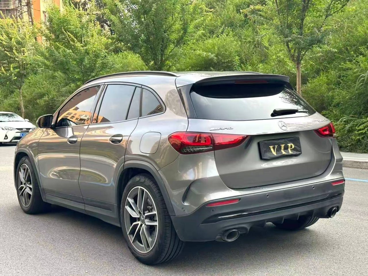 Mercedes-Benz GLA 35 AMG — Вид сзади и слева