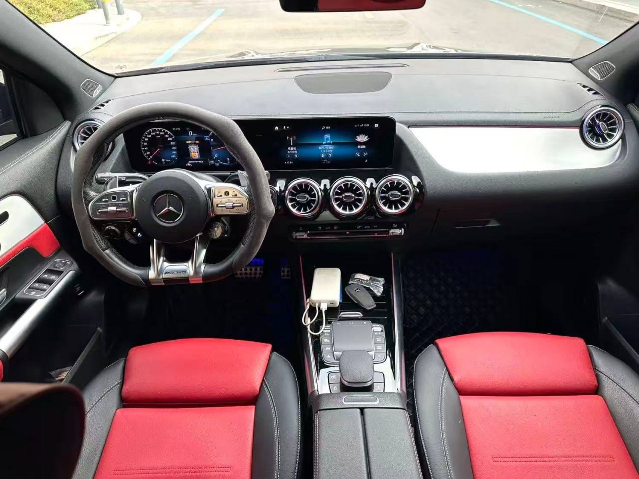 Mercedes-Benz GLA 35 AMG — Передняя панель и центральная консоль