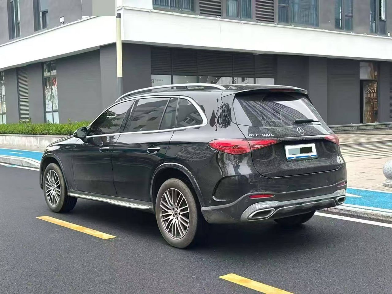 Mercedes-Benz GLC 300 L — Вид сзади и слева