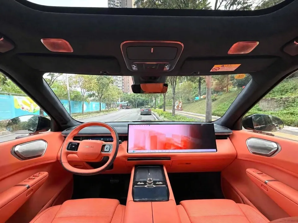 Lynk & Co 900 — Передняя панель