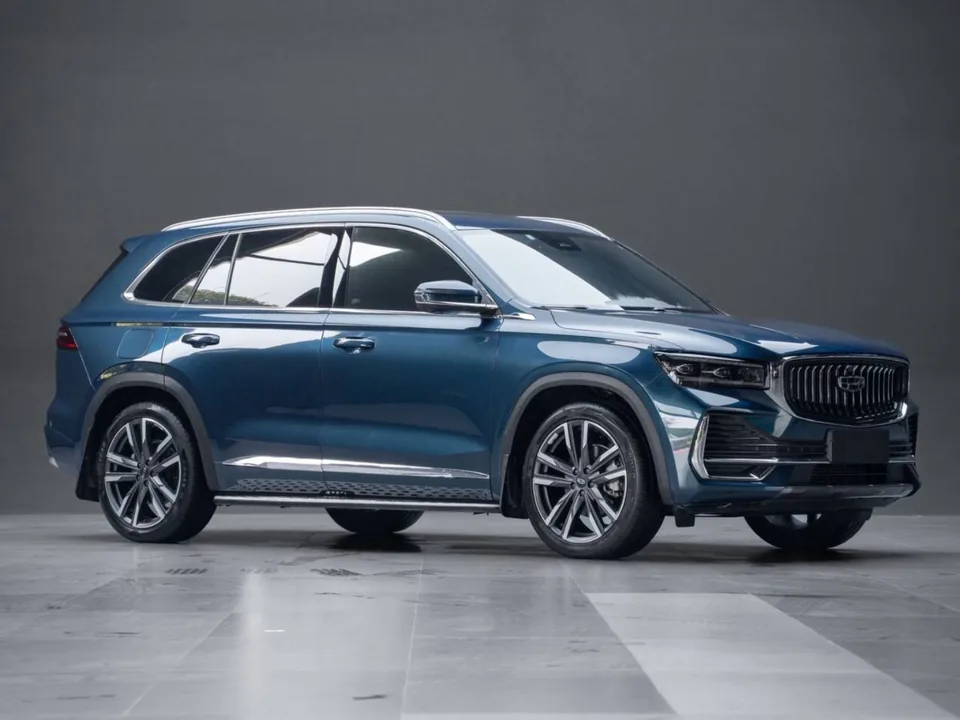 Geely Monjaro — Вид спереди справа