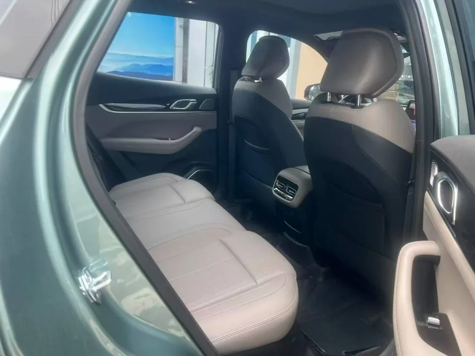 Geely Atlas L — Задние сиденья справа