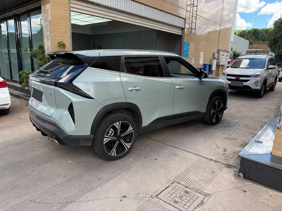 Geely Boyue Cool — Вид сзади и сбоку