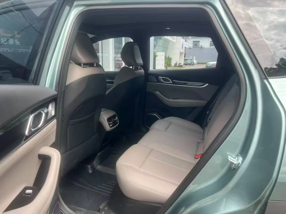 Geely Atlas L — Задние сиденья слева