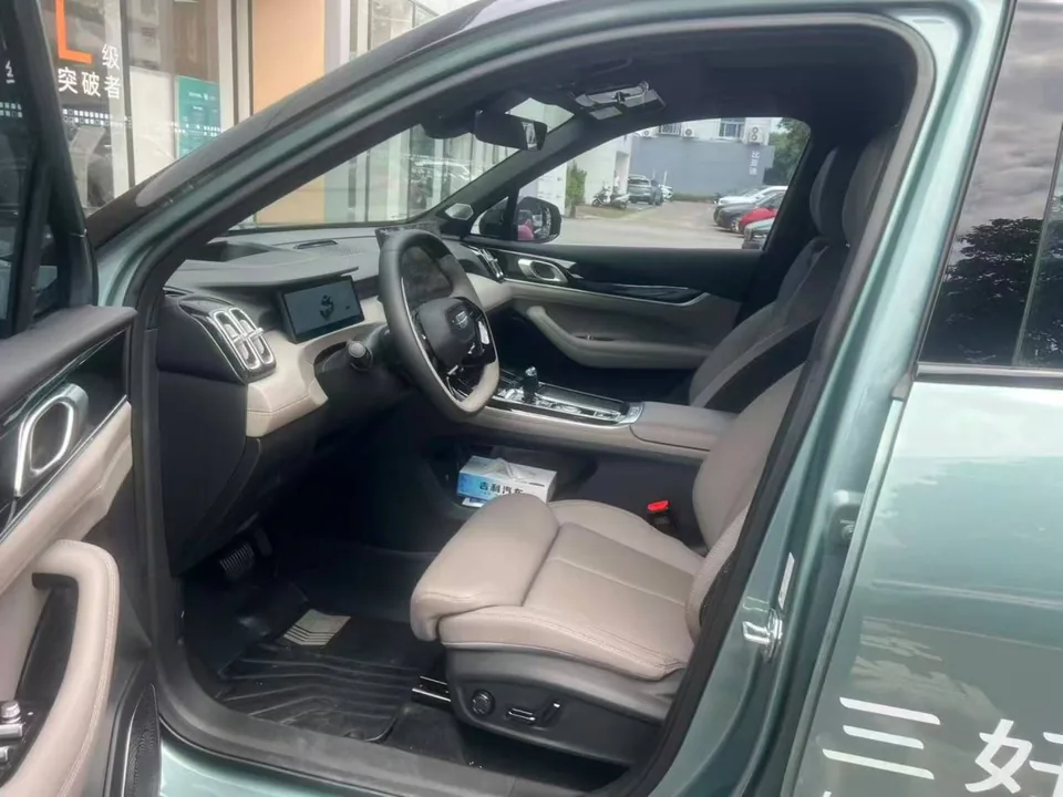 Geely Atlas L — Водительское место
