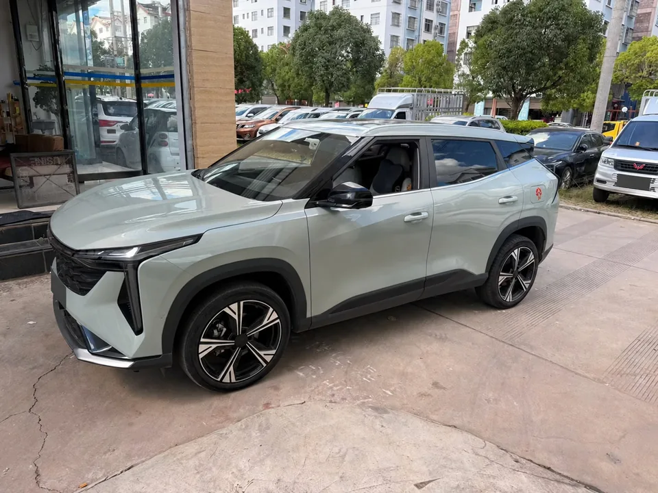 Geely Boyue Cool — Вид спереди и сбоку