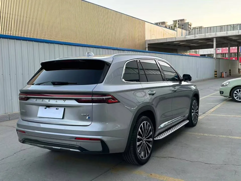 Geely Monjaro — Вид сзади справа