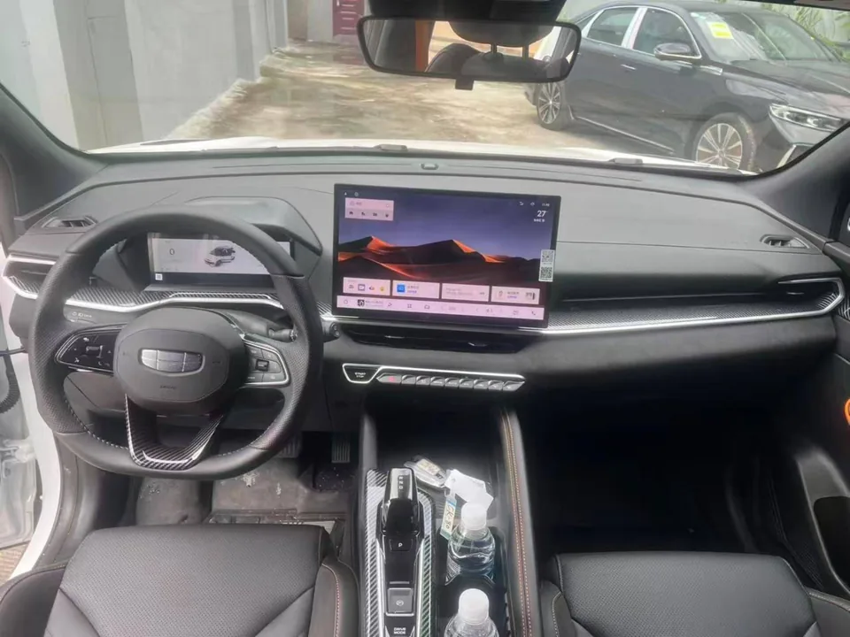 Geely Binyue COOL Battle — Передняя панель и центральная консоль