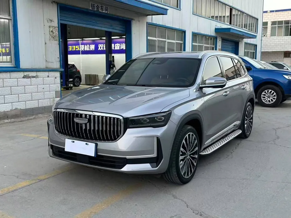 Geely Monjaro — Вид спереди слева