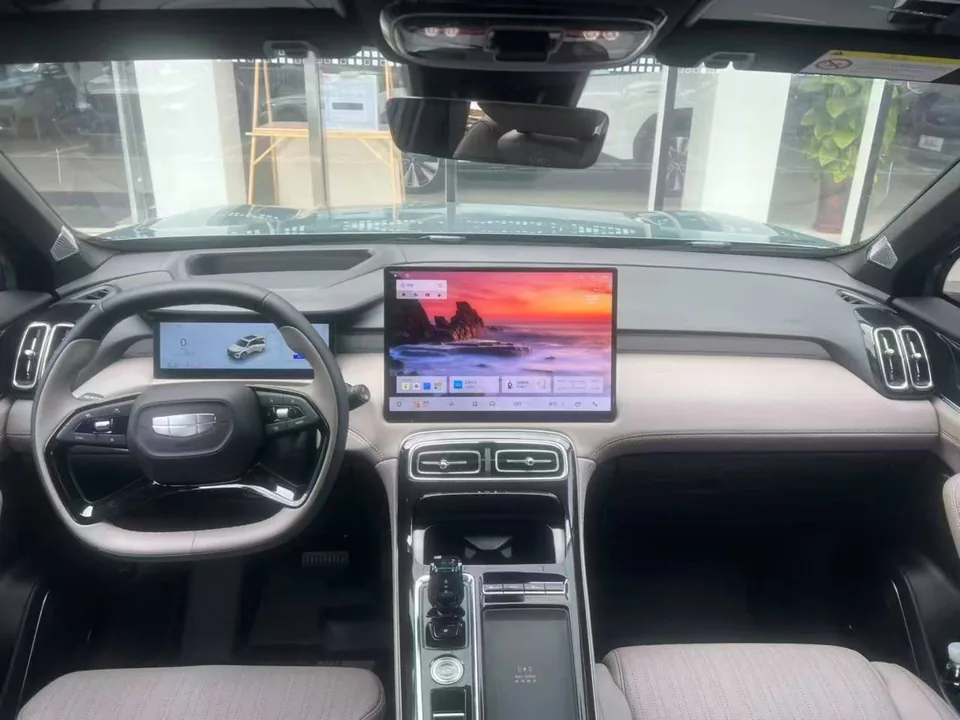 Geely Atlas L — Передняя панель и центральная консоль