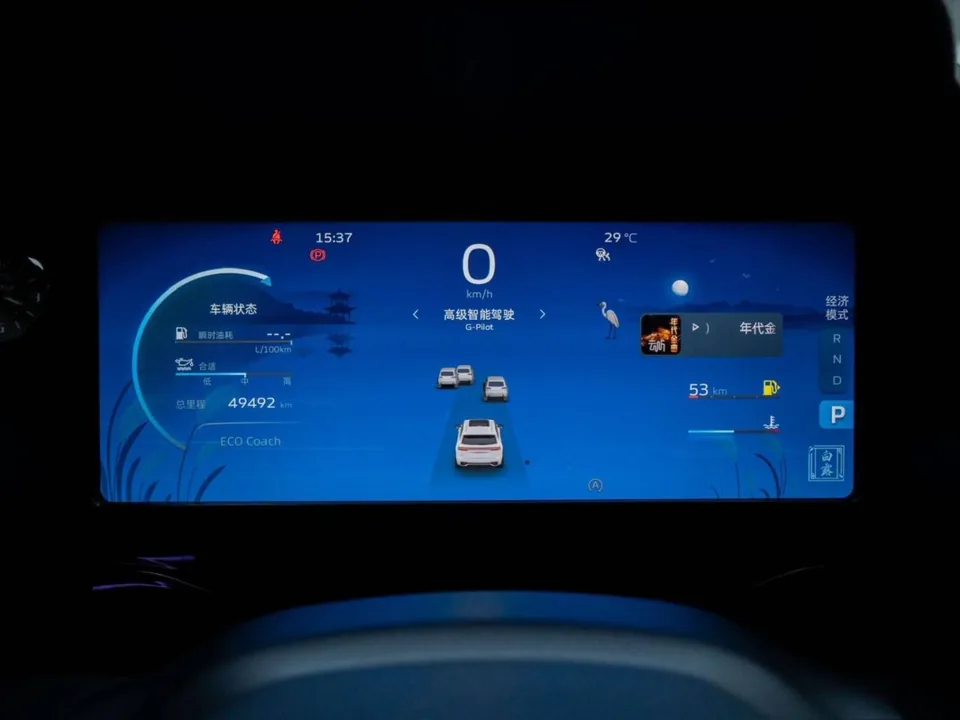 Geely Monjaro — Водительское место и панорамная крыша