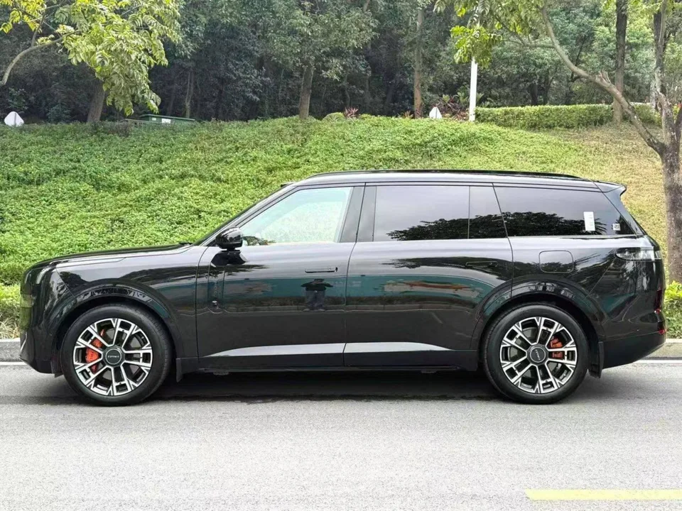 Lynk & Co 900 — Левый борт