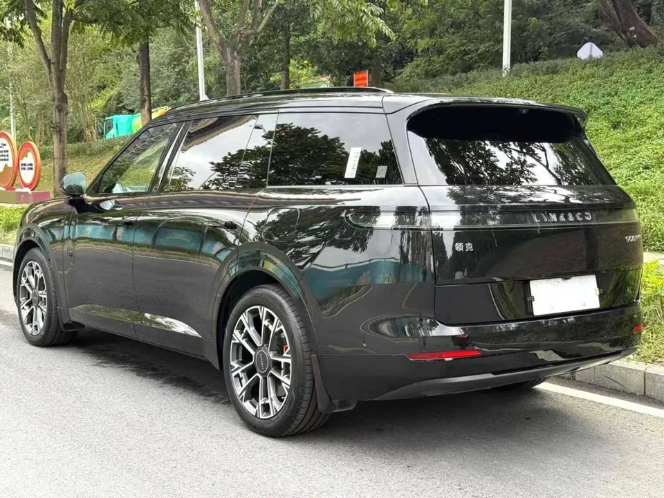 Lynk & Co 900 — Вид сзади и сбоку