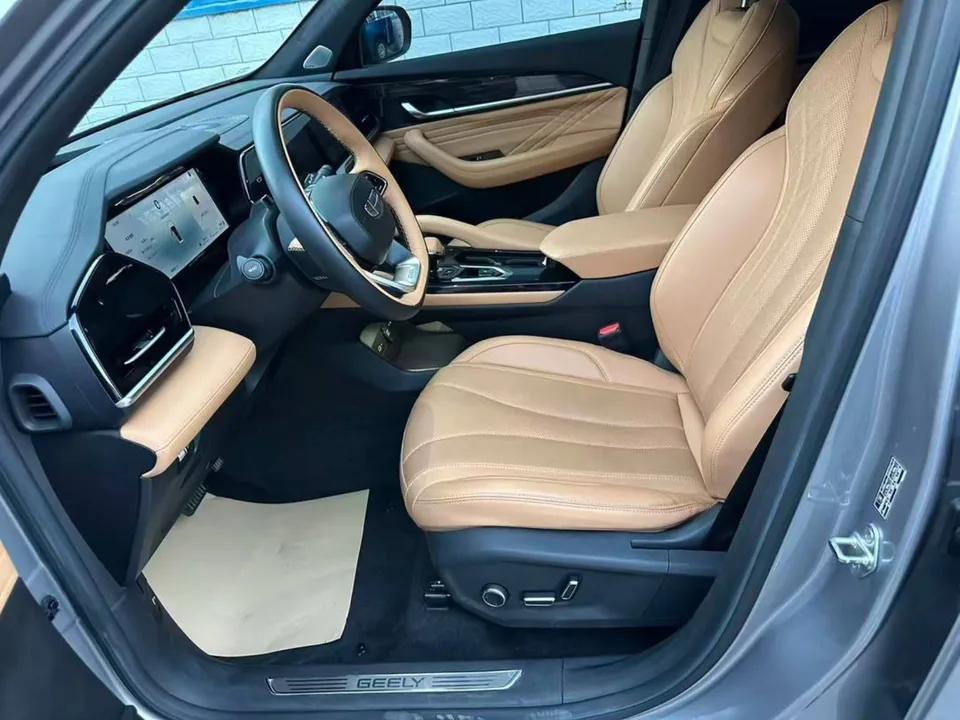 Geely Monjaro — Водительское место