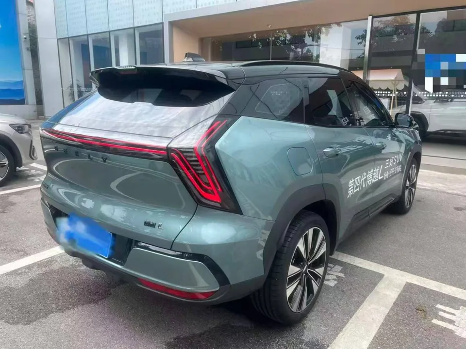 Geely Atlas L — Вид сзади и сбоку