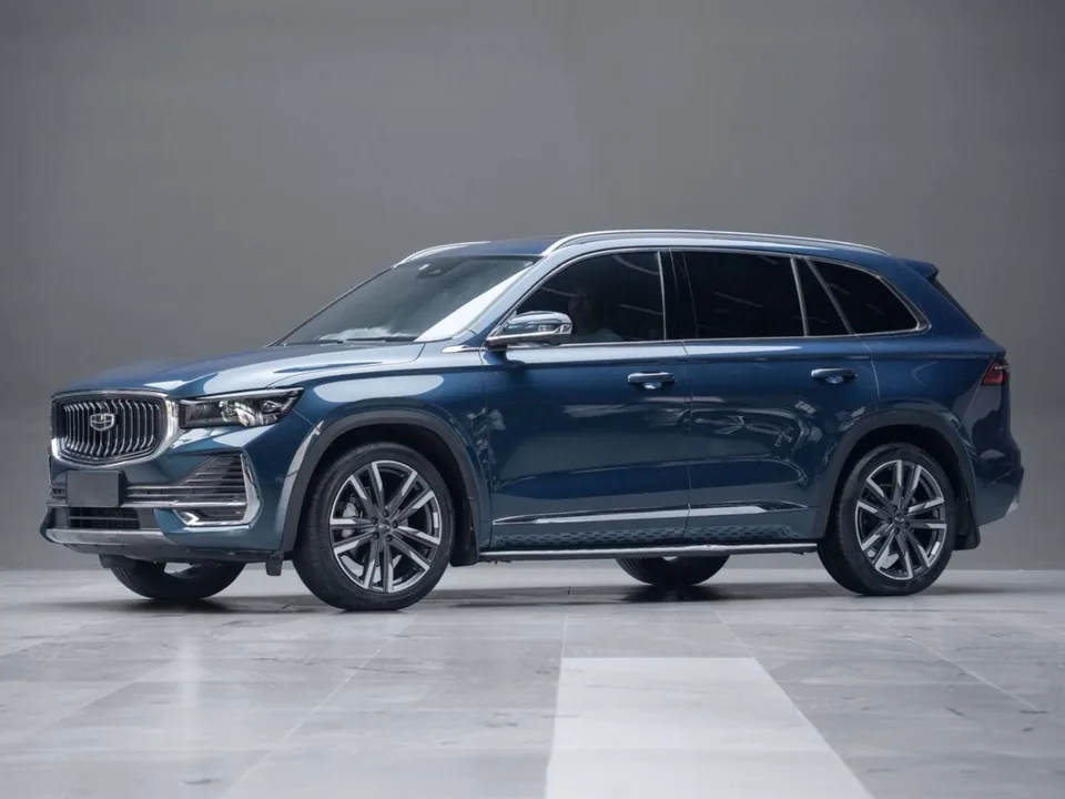 Geely Monjaro — Вид спереди слева