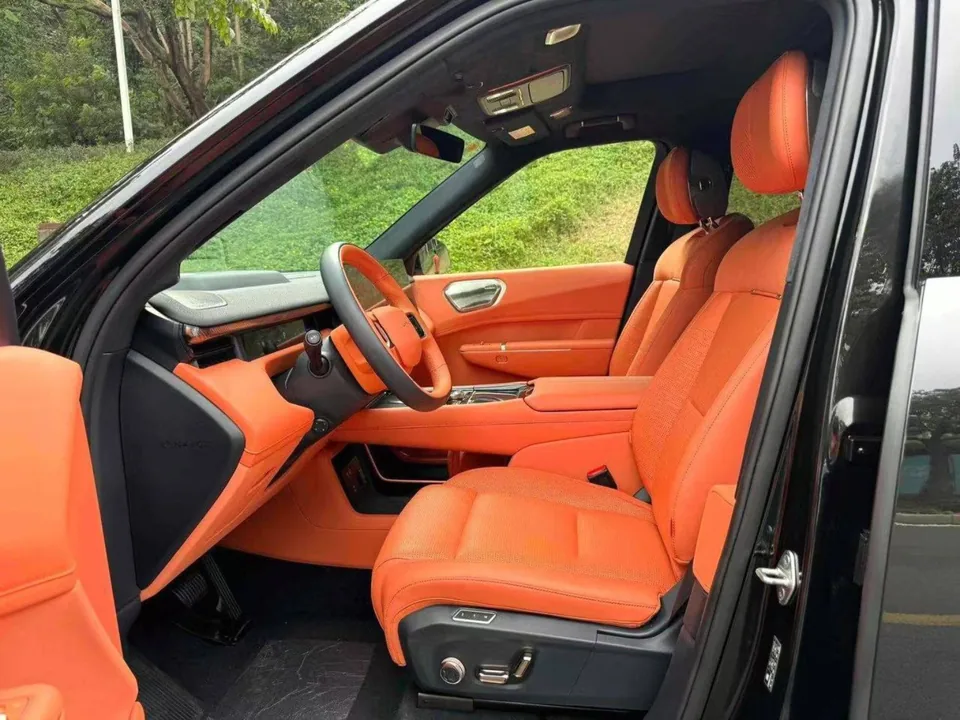 Lynk & Co 900 — Водительское место