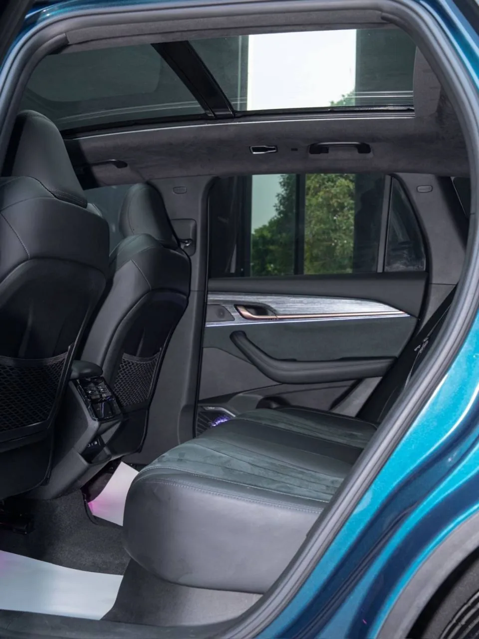 Geely Monjaro — Задние сиденья и панорамная крыша